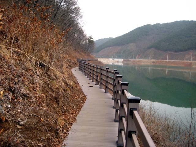 노류산촌생태마을 산책로와 숙박동